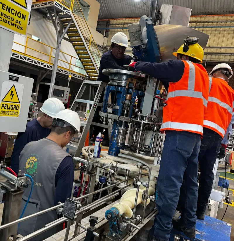 Capacitación sobre operación y ajuste de una máquina tapadora